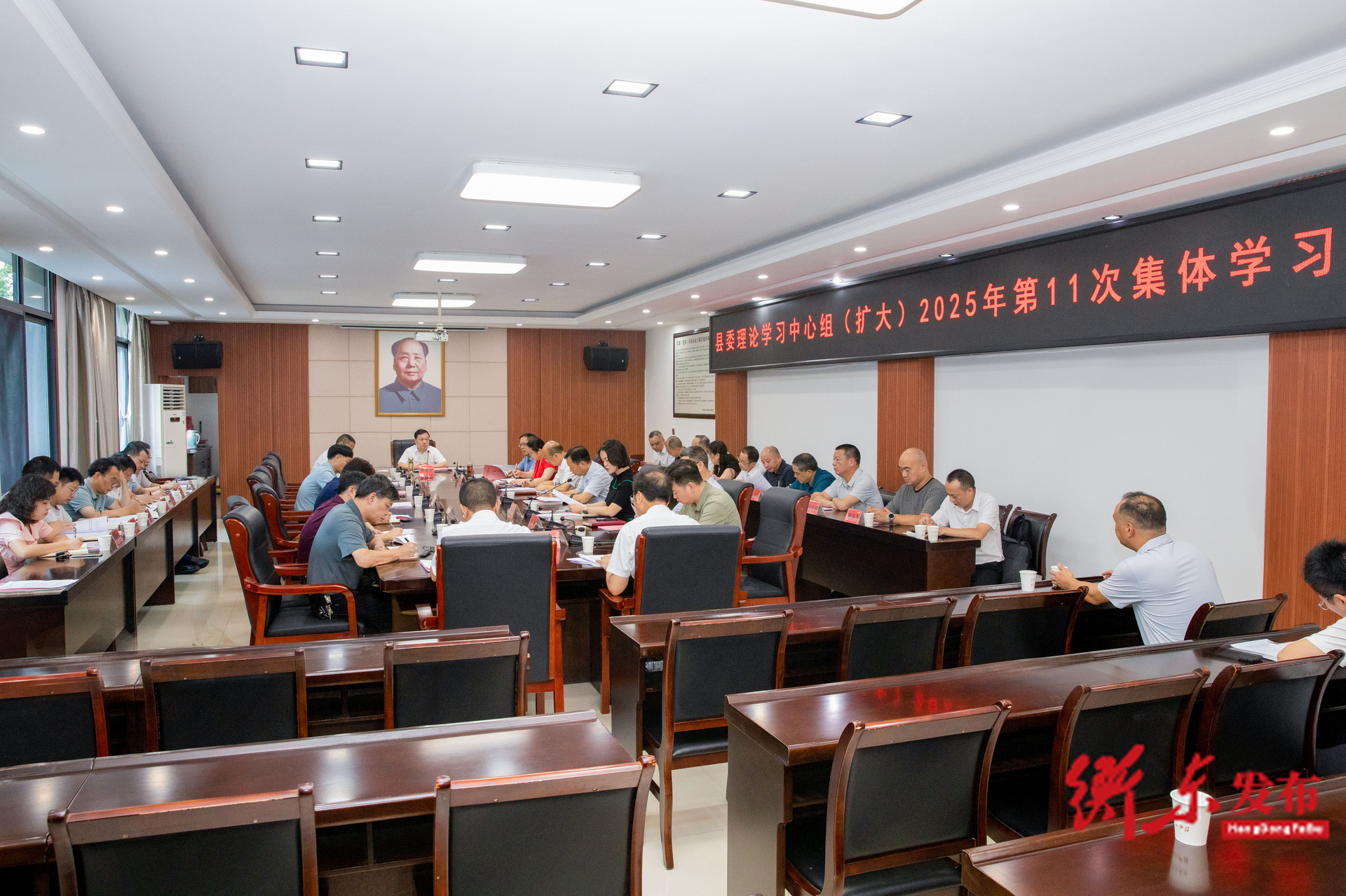 县委理论学习中心组（扩大）举行2025年第11次集体学习