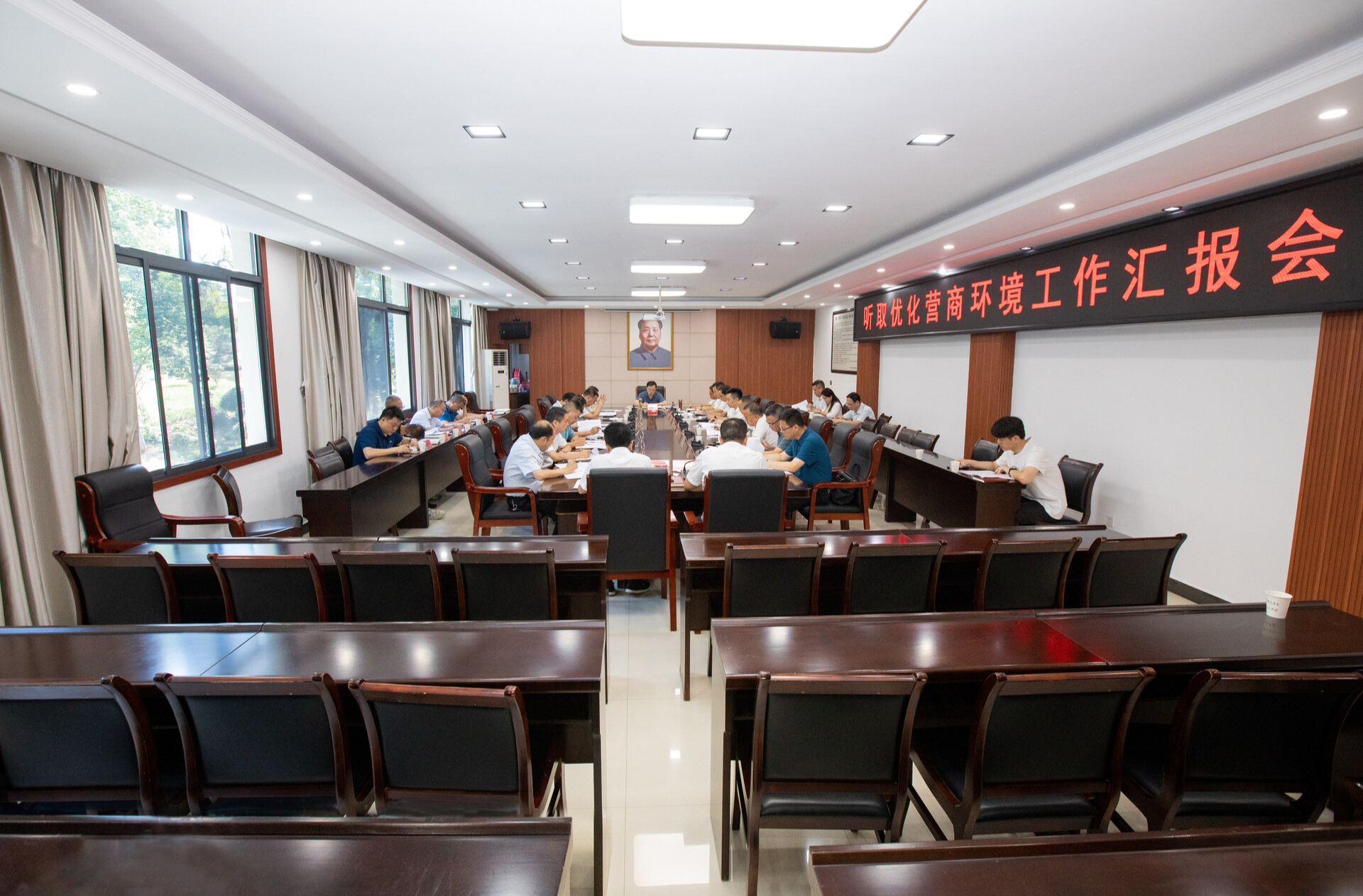 谭建华专题听取优化营商环境工作汇报