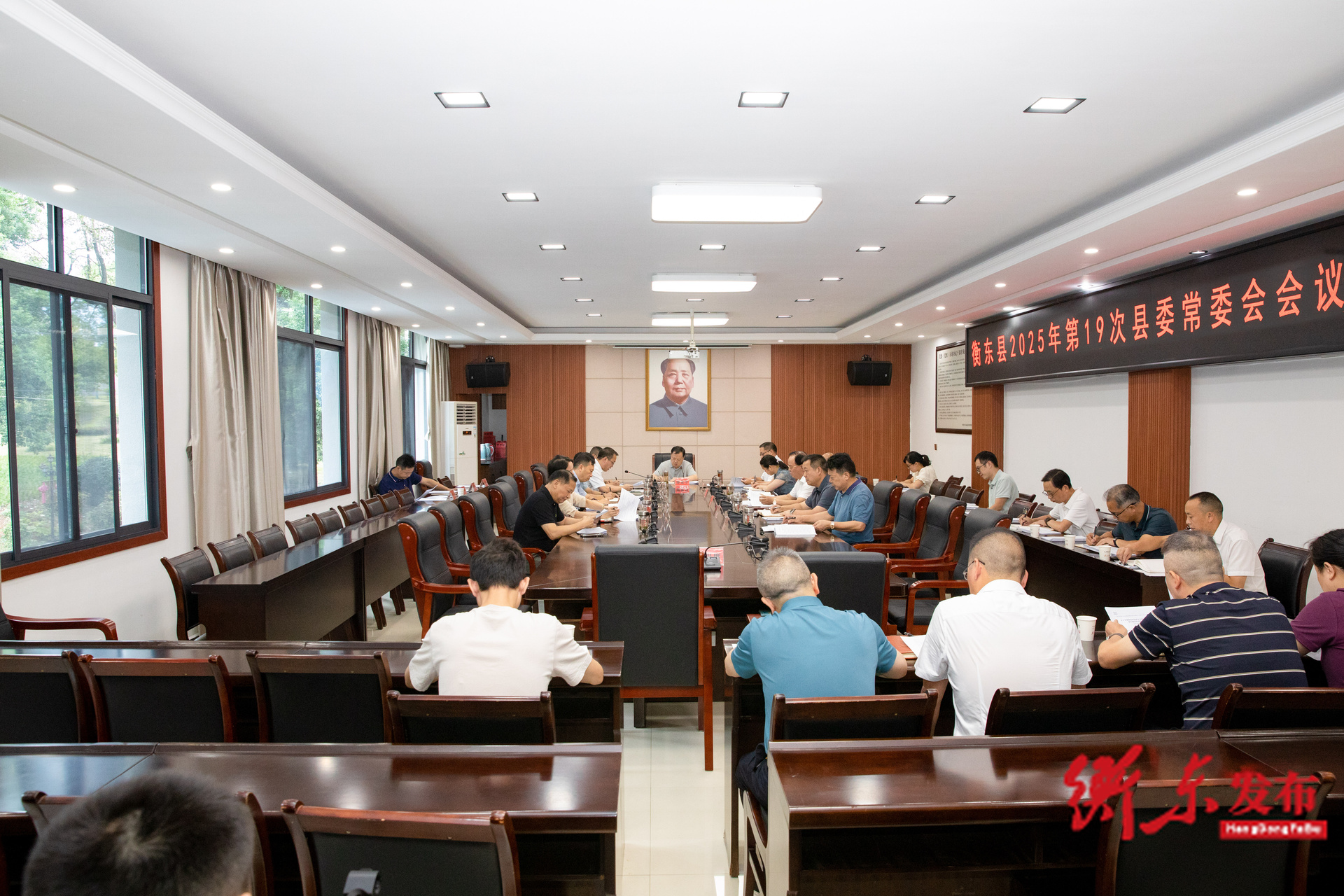 谭建华主持召开2025年第19次县委常委会会议