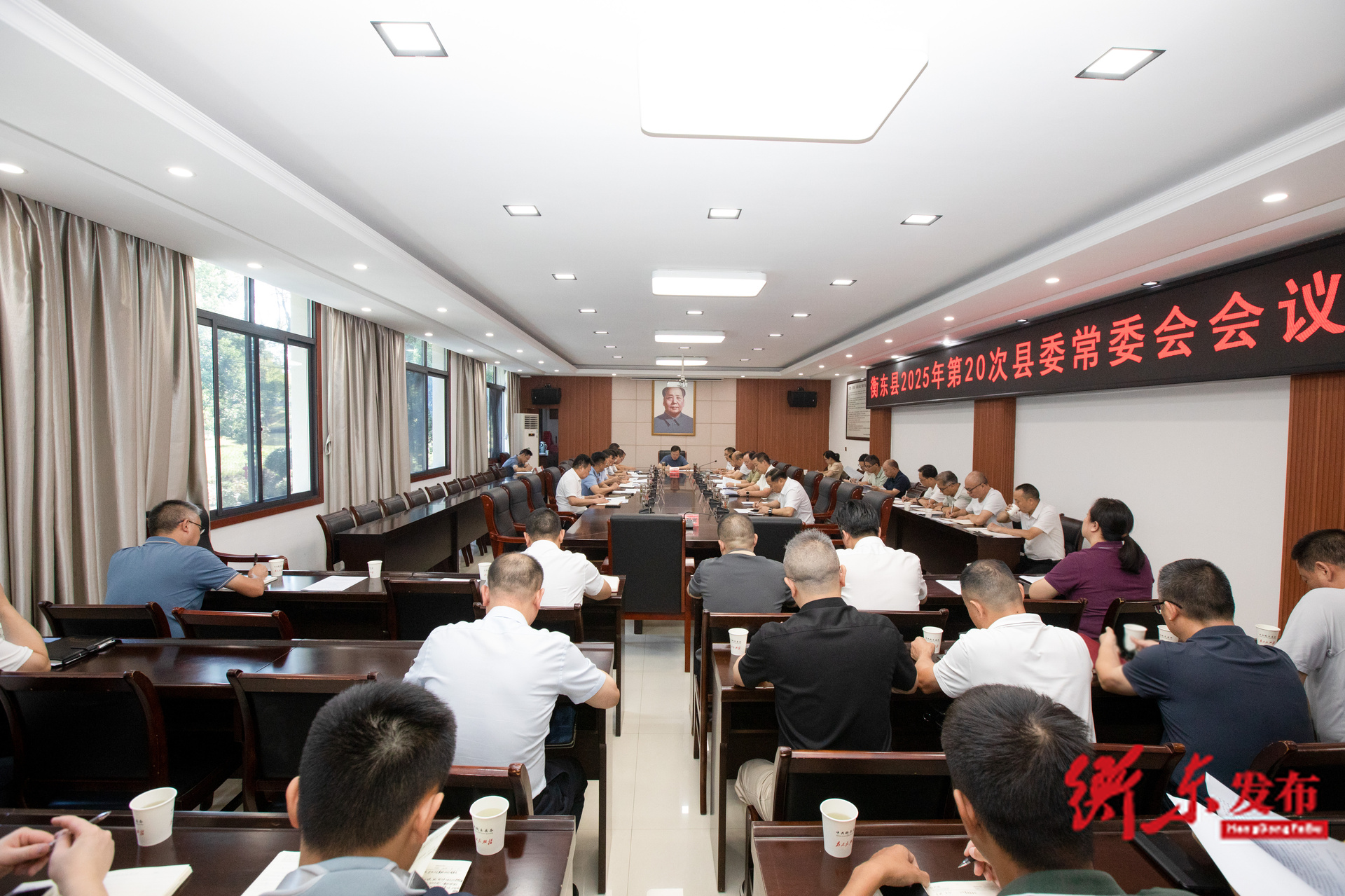 譚建華主持召開2025年第20次縣委常委會會議
