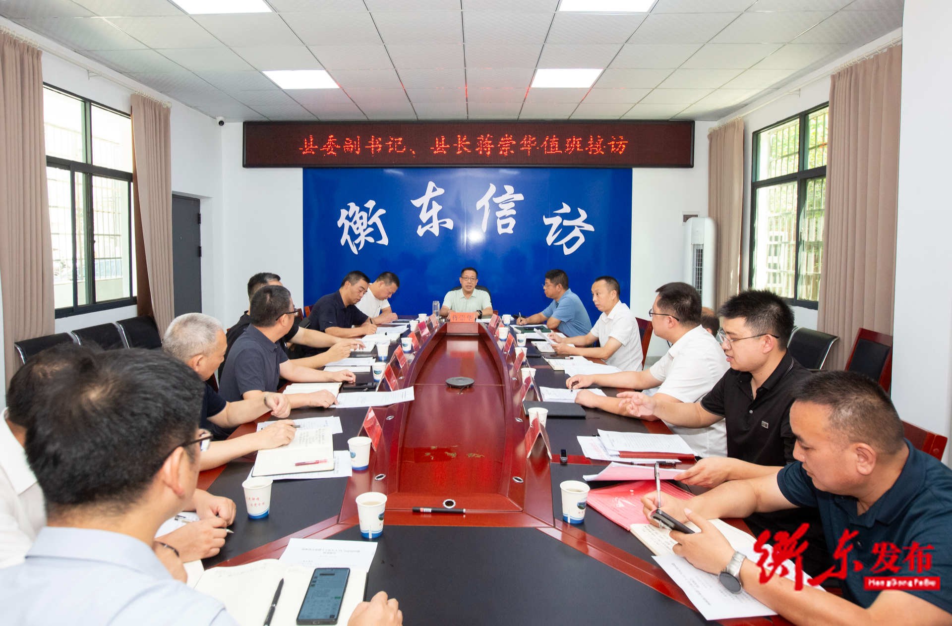 蒋崇华到县信访局坐班接访