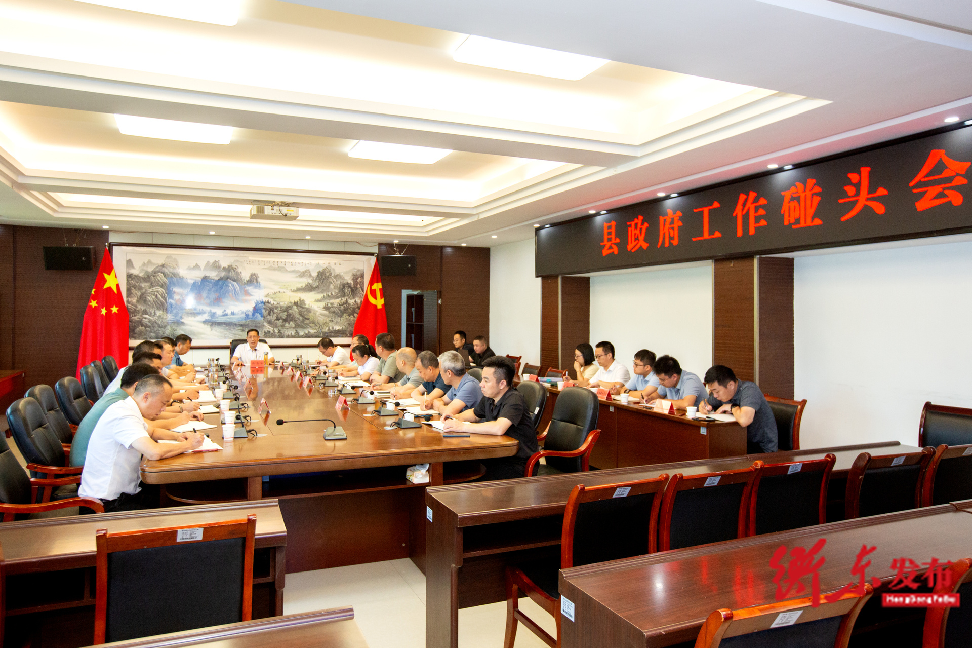 蒋崇华主持召开县政府工作碰头会