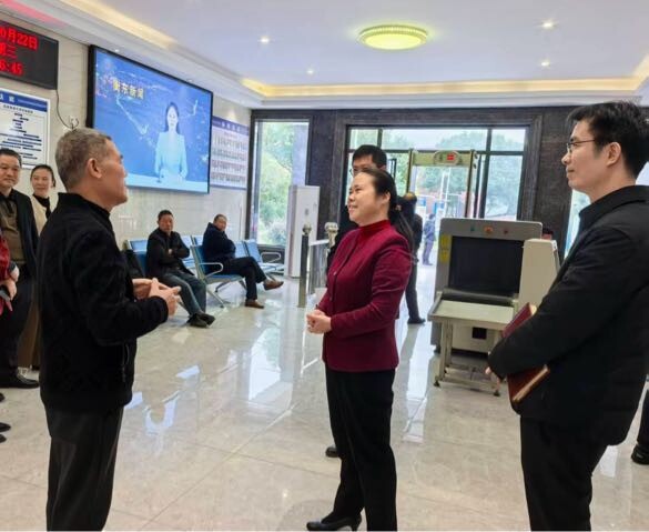 任中元调研杨林人民法庭工作