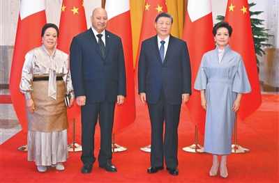 习近平会见汤加国王图普六世