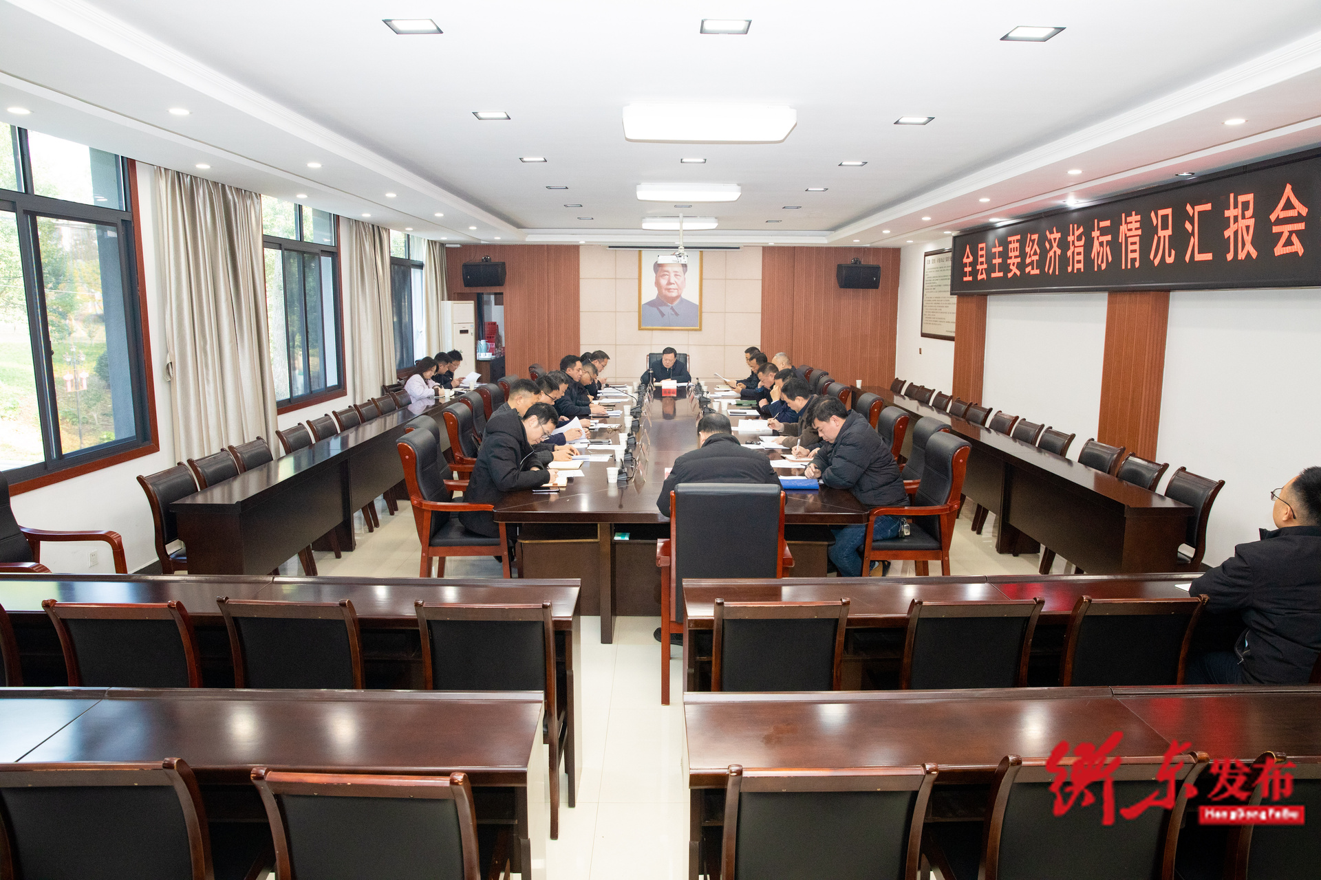 谭建华专题听取全县主要经济指标情况汇报