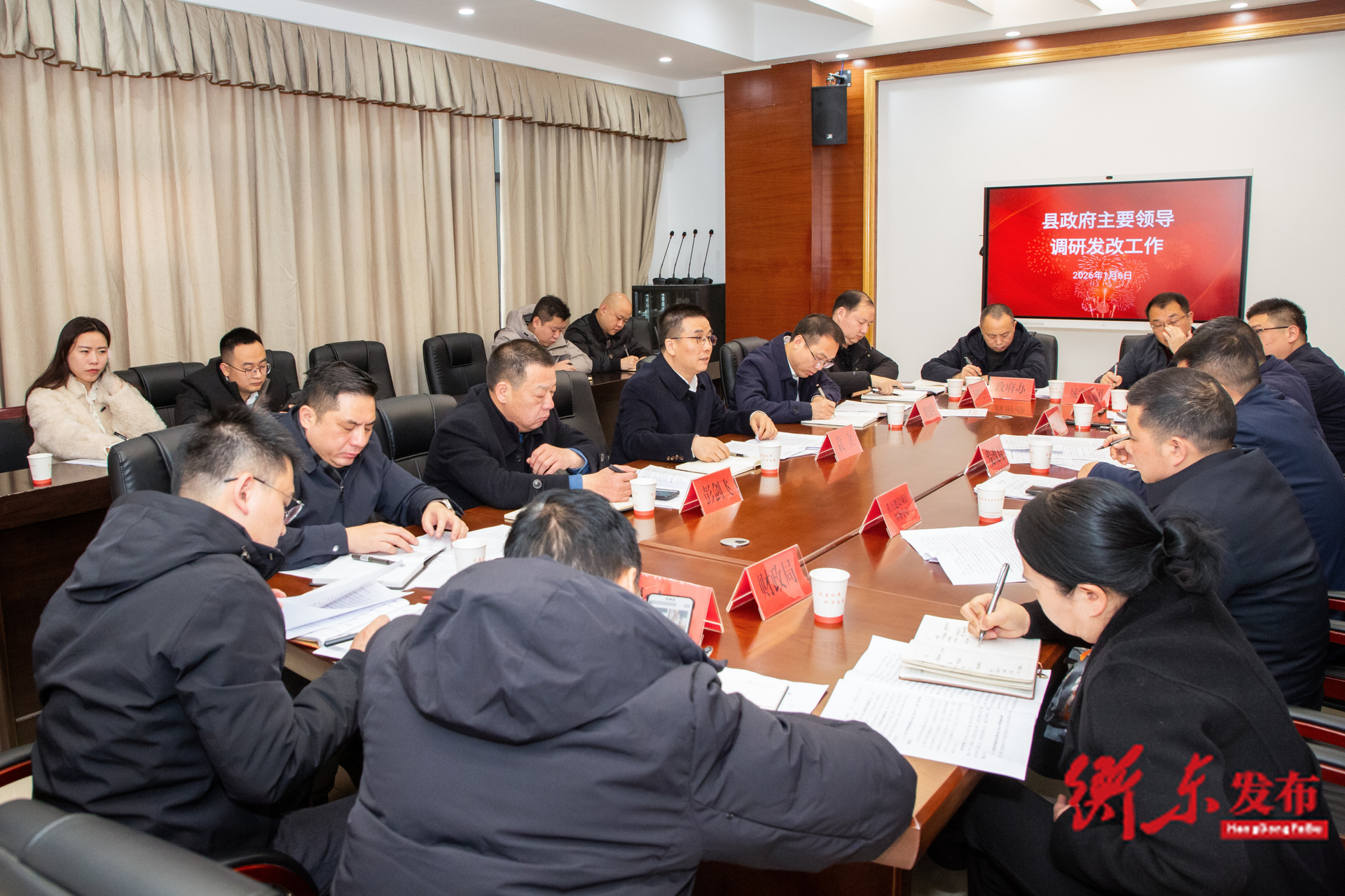 袁立赴县发改局调研