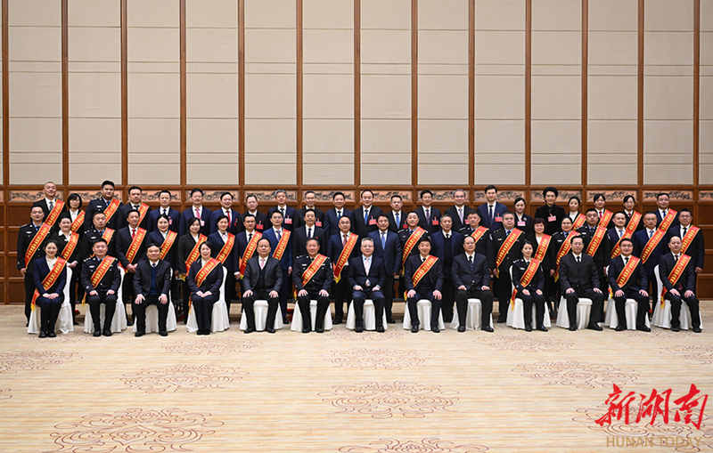 新一轮湖南禁毒人民战争部署大会召开 沈晓明会前与代表合影 毛伟明出席会议并讲话