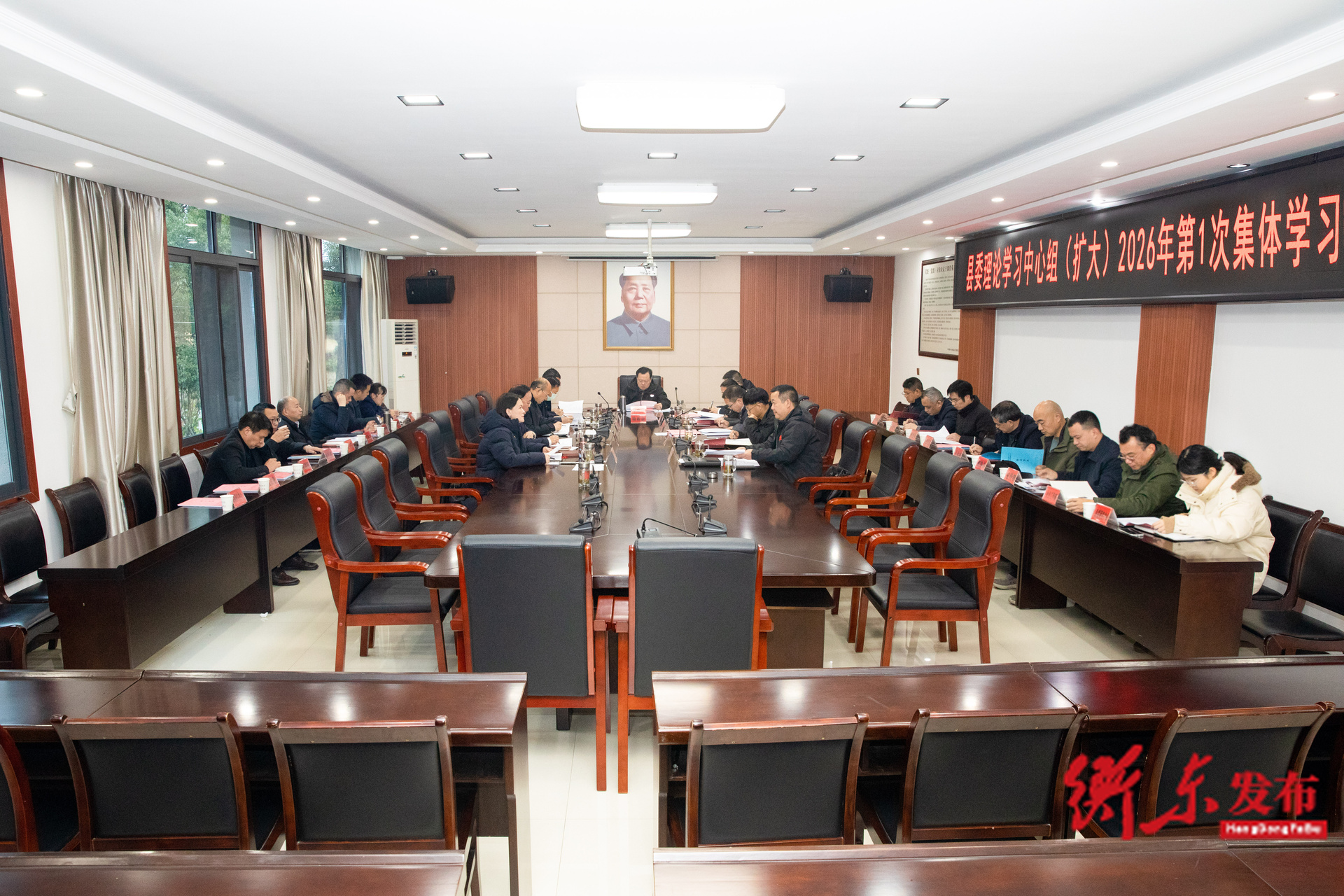 谭建华主持召开县委理论学习中心组（扩大）2026年第1次集体学习