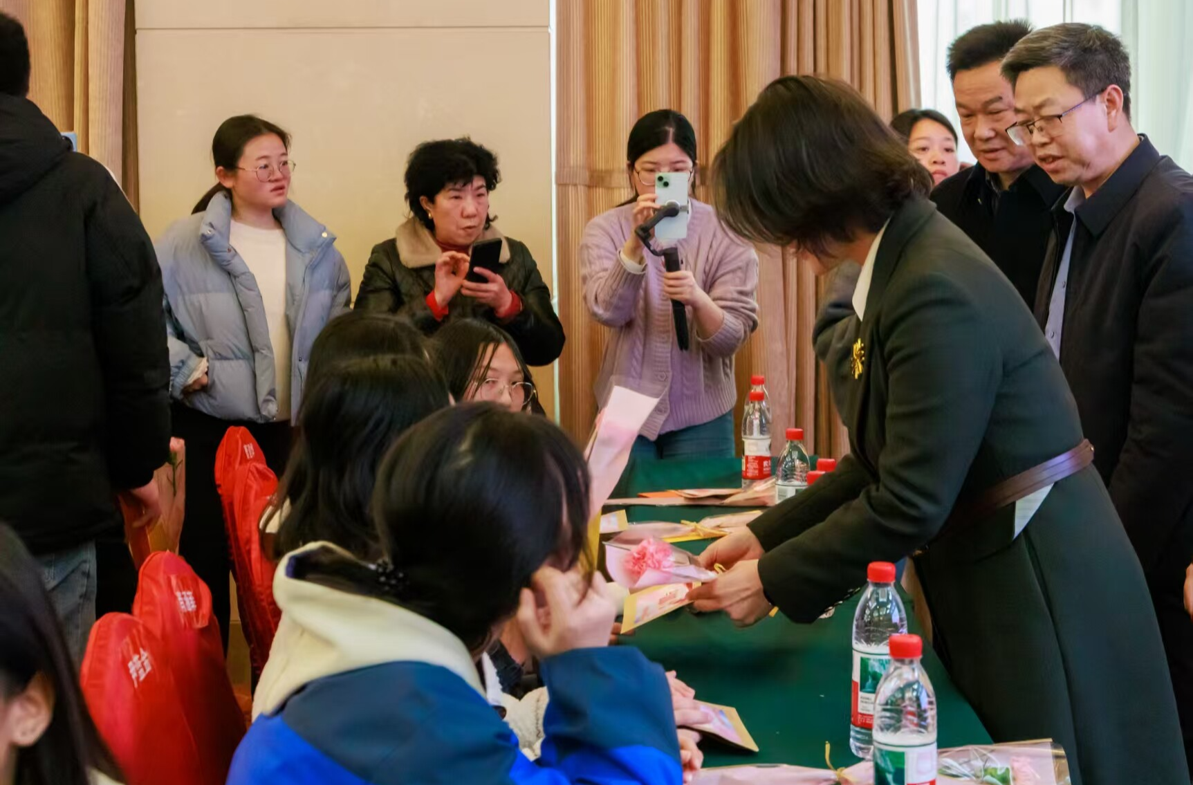 情暖困境女童 助学点亮希望