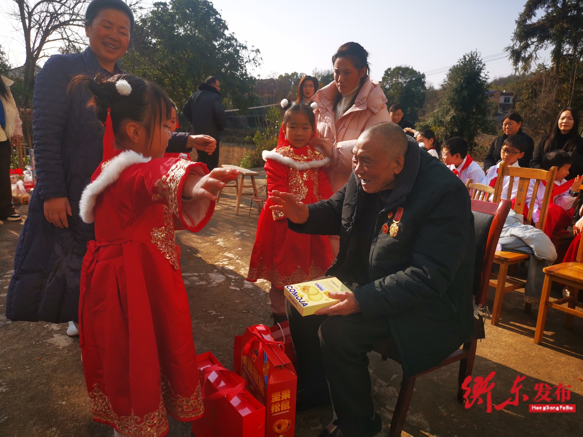 【新春走基层】小手牵大手 爱心暖英雄