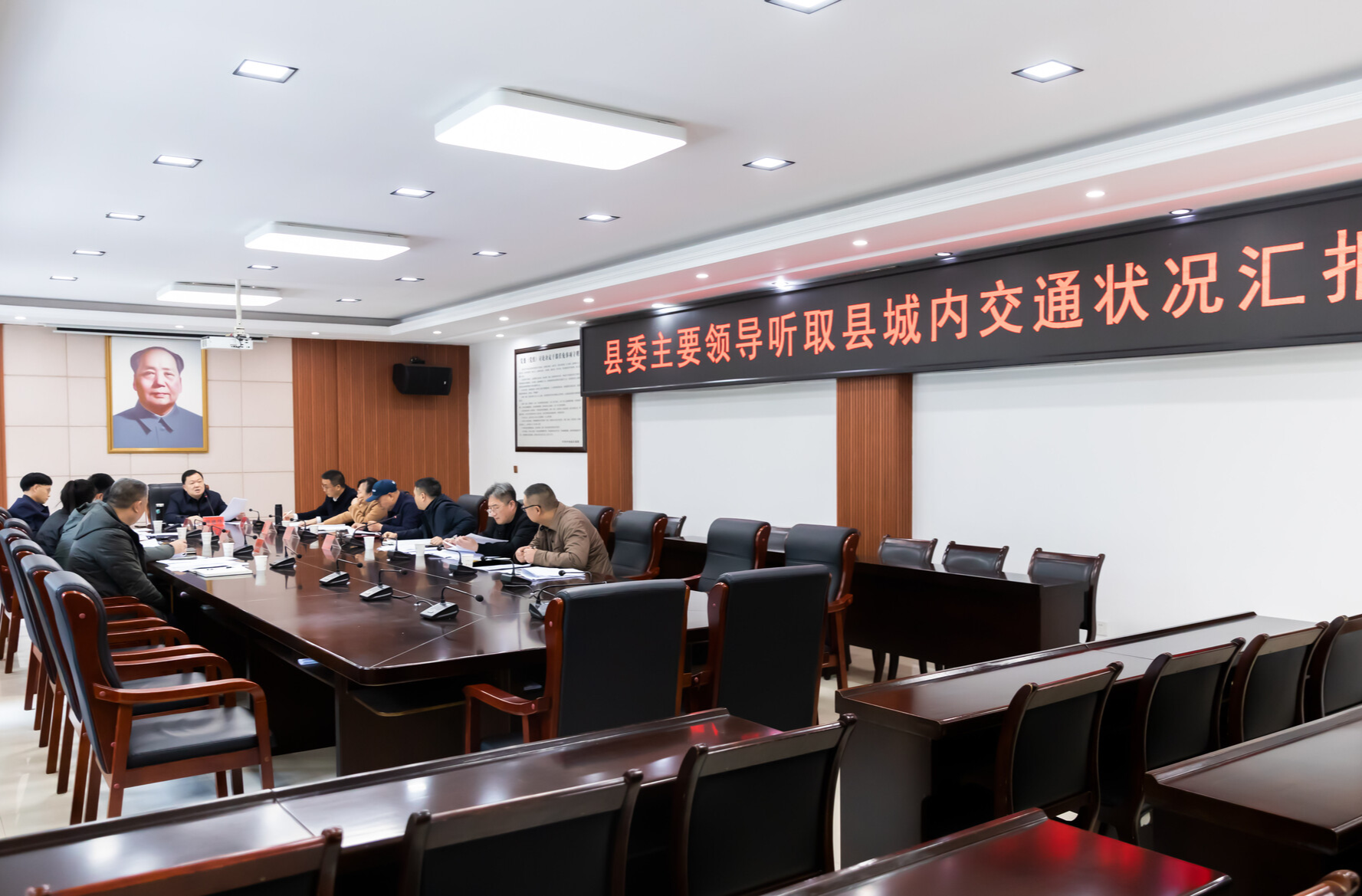 谭建华听取县城内交通状况汇报