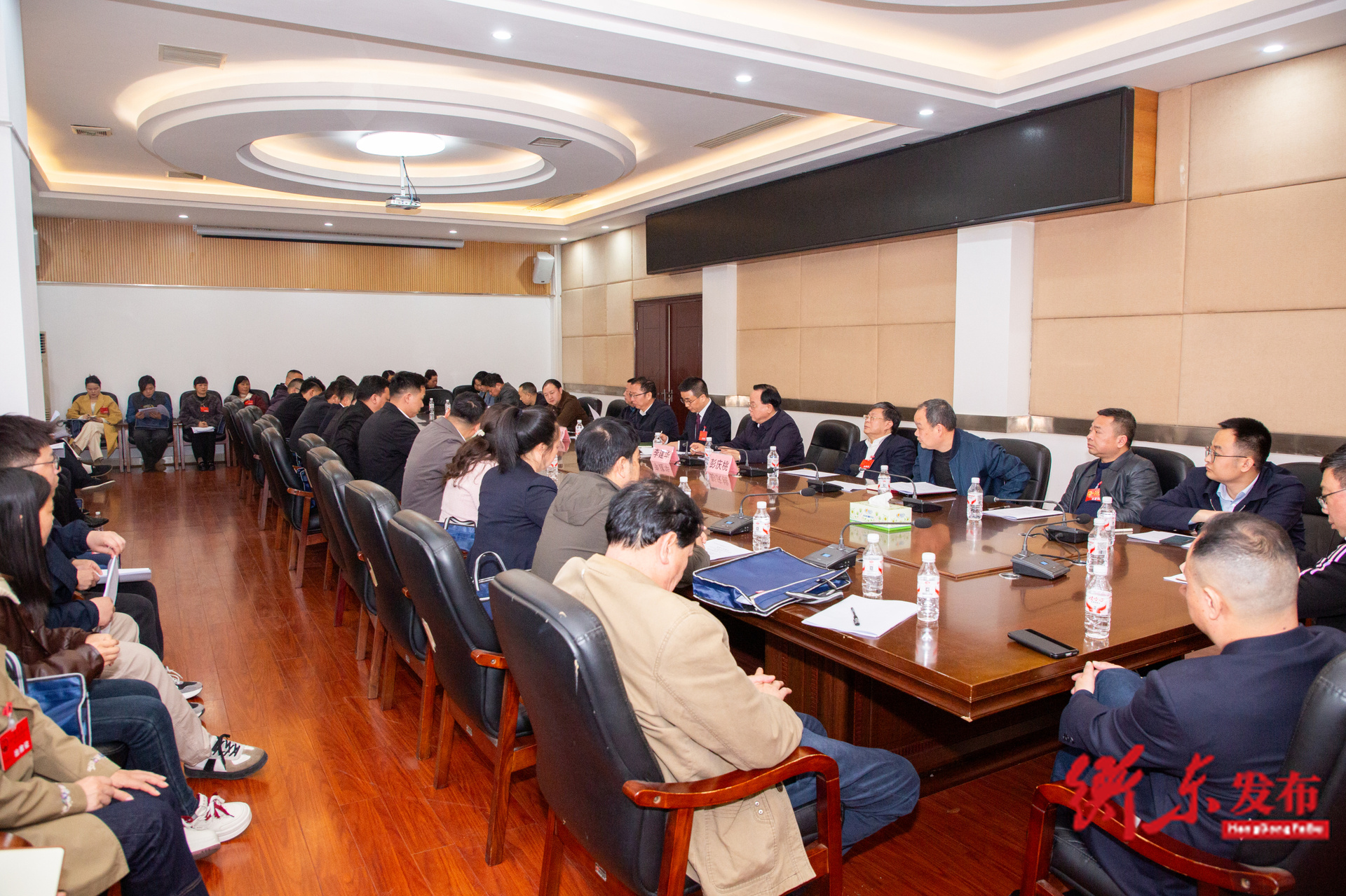 袁立参加县第十八届人大六次会议第二代表团讨论