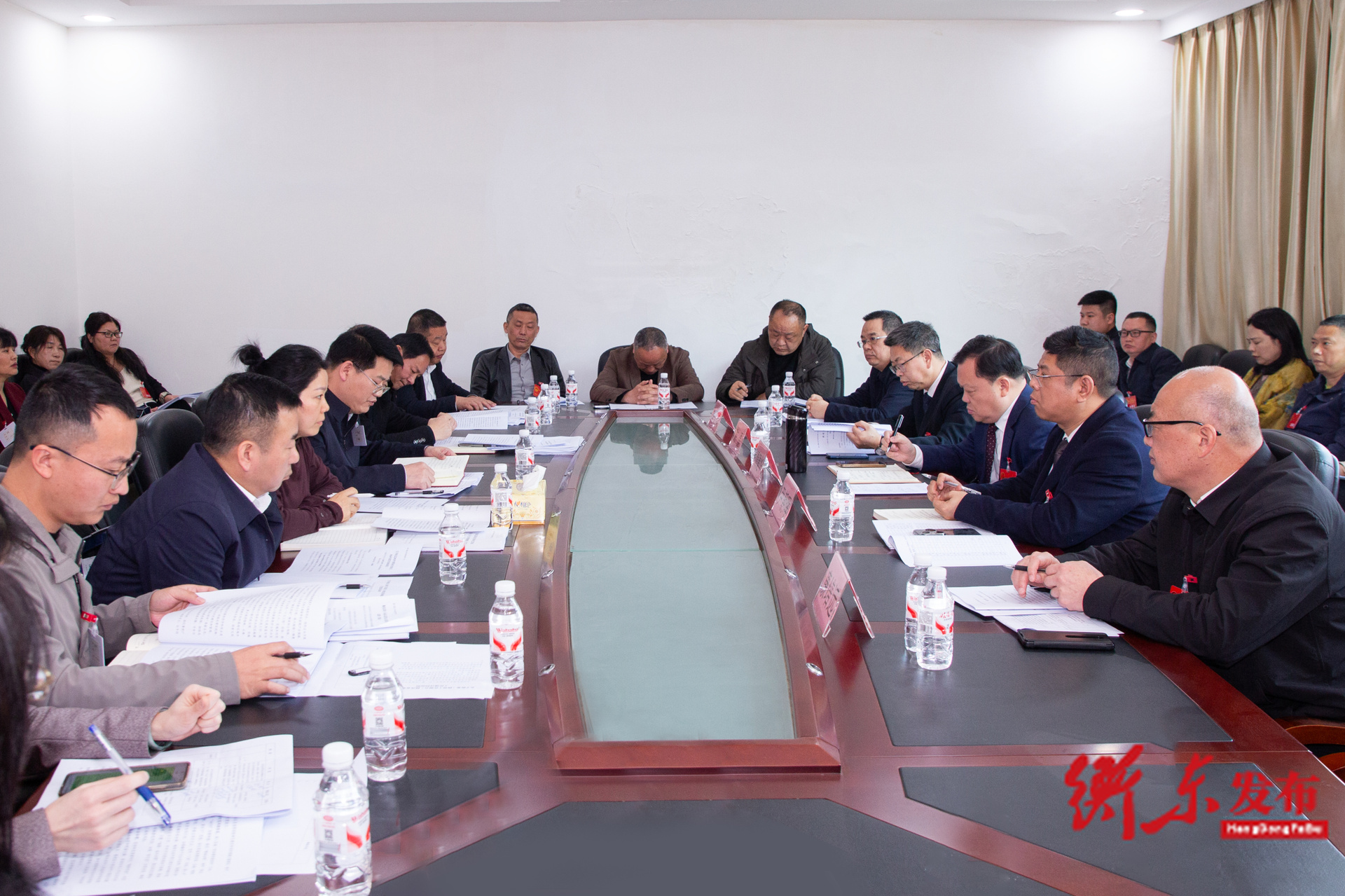 谭建华参加县第十八届人大六次会议第七代表团讨论