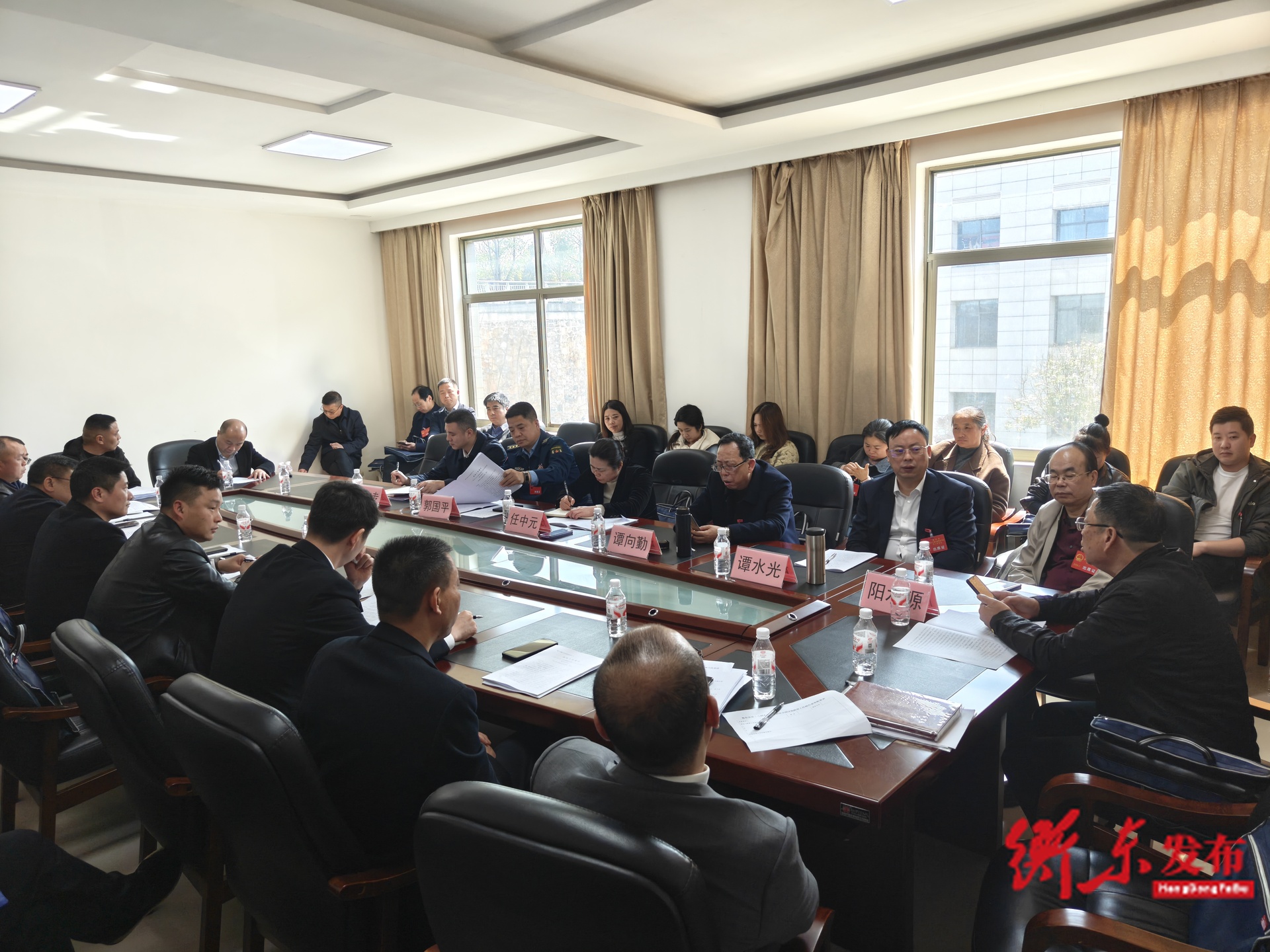 任中元参加县第十八届人大六次会议第五代表团讨论