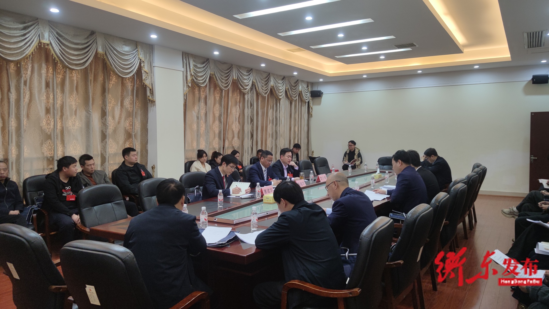 陈植华参加县第十八届人民代表大会第六次会议第一代表团讨论