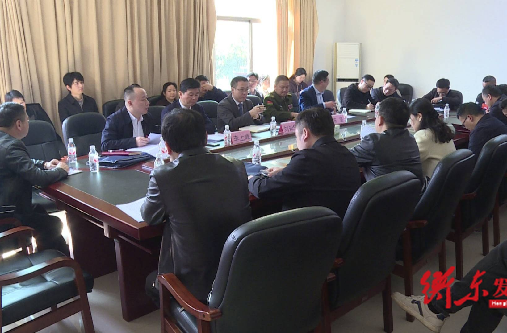 县领导参加县第十八届人民代表大会第六次会议各代表团分团讨论