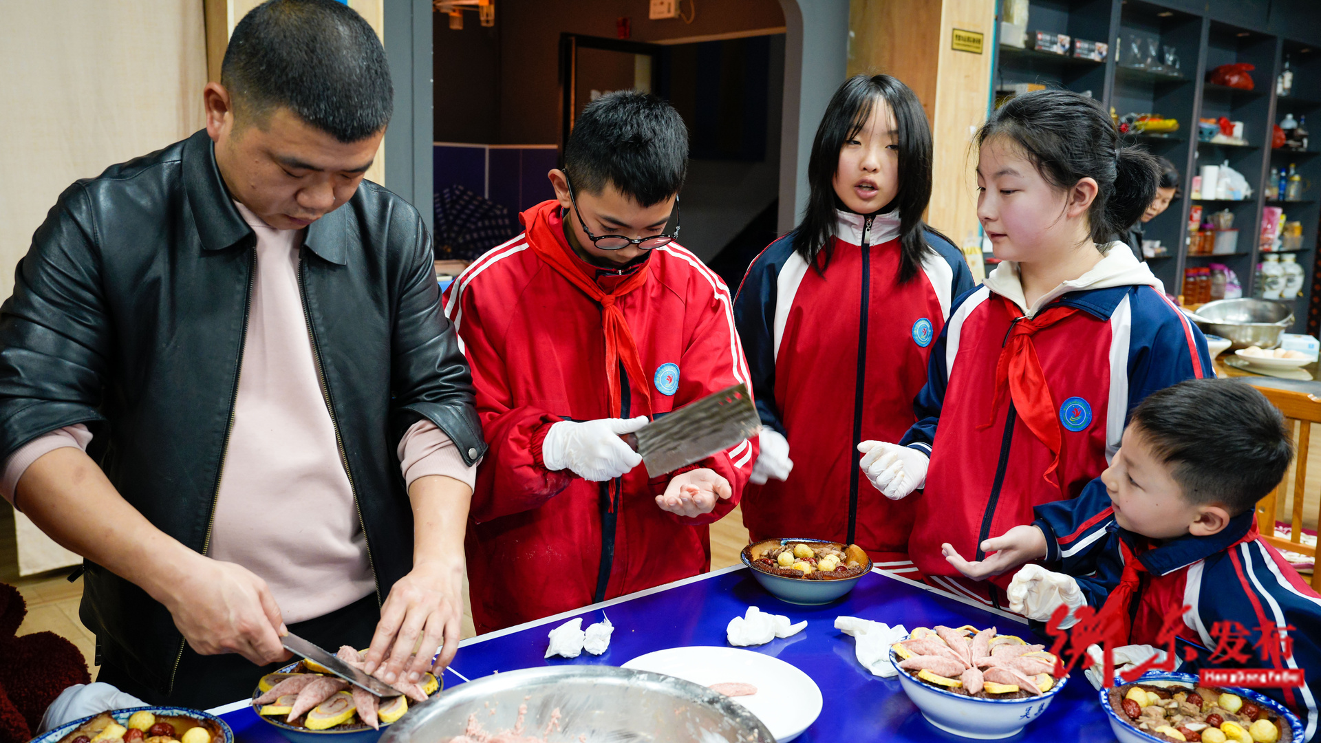 洣水镇文冲完全小学开展“一碗‘头碗’藏三味”劳动实践活动
