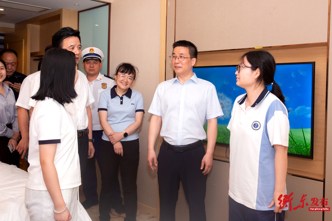 ​袁立督导我县高考考点备考及校园安全工作