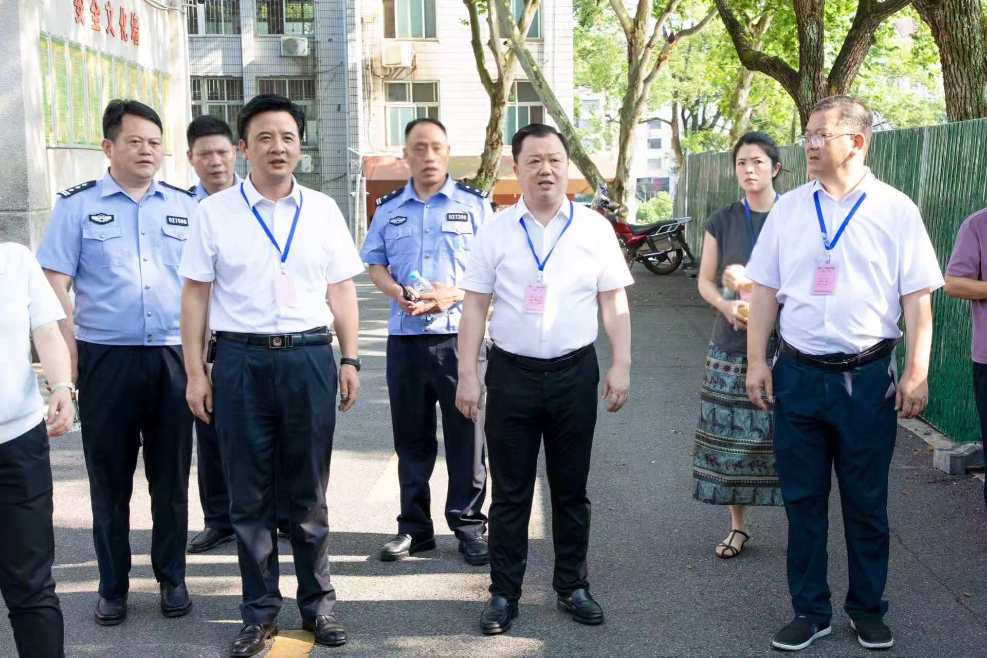 谭建华巡查高考考点并督导校园食品安全