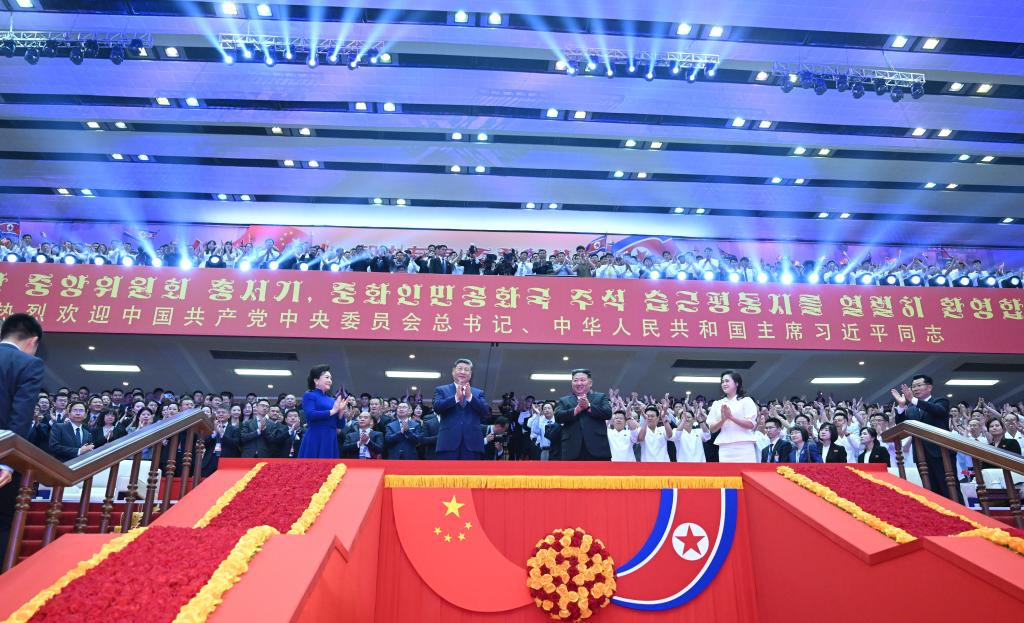 习近平和彭丽媛观看朝鲜专场文艺演出
