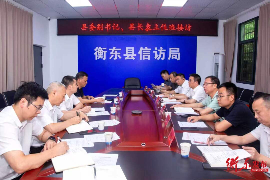 袁立在县信访局接待群众来访
