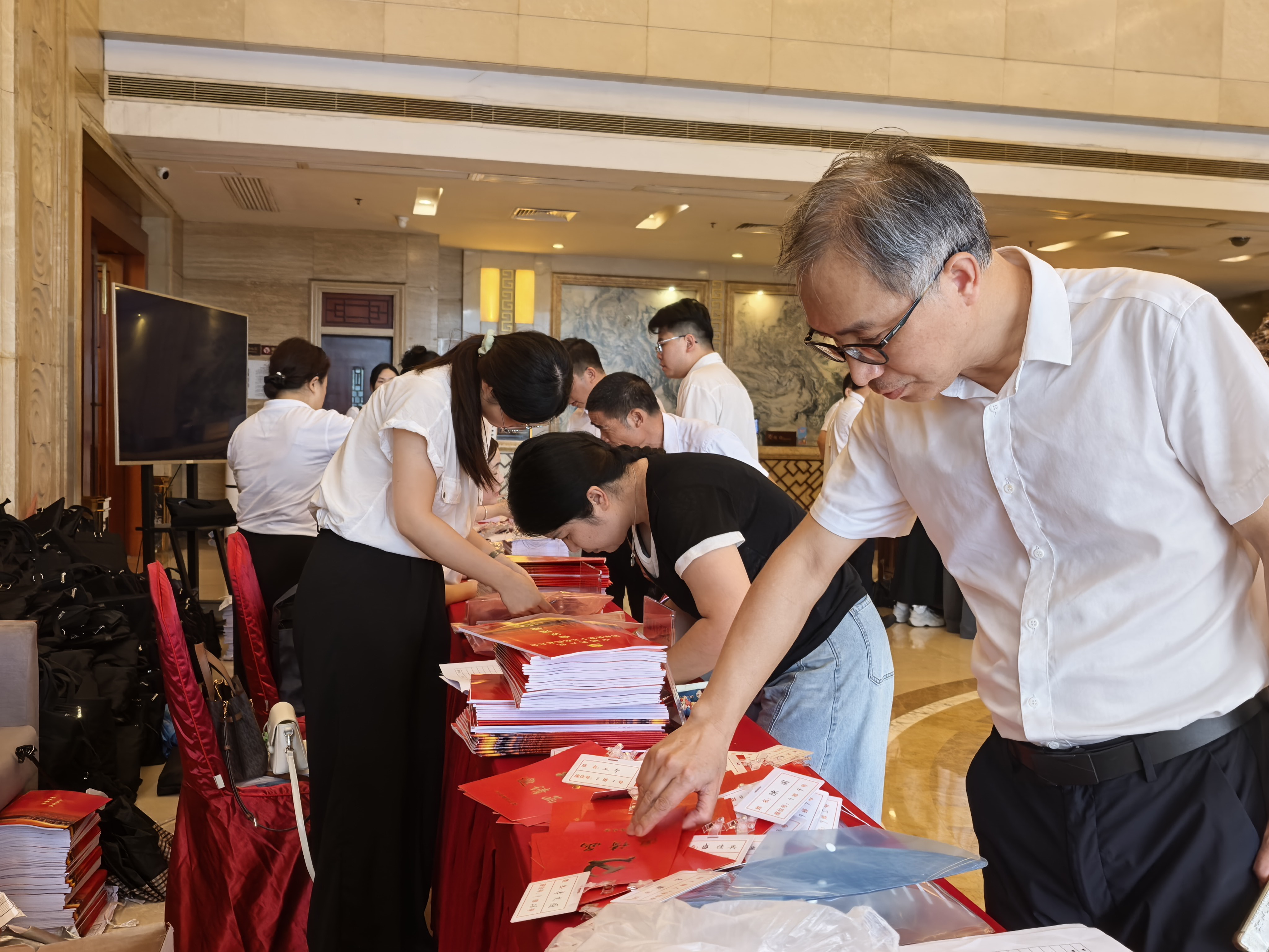 【聚焦党代会】豪情满怀赴盛会 肩负使命启新程 出席中国共产党衡东县第十五次代表大会代表向大会报到