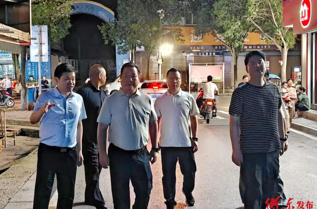 县领导开展夜间消防安全巡查 严查重点区域隐患筑牢安全防线