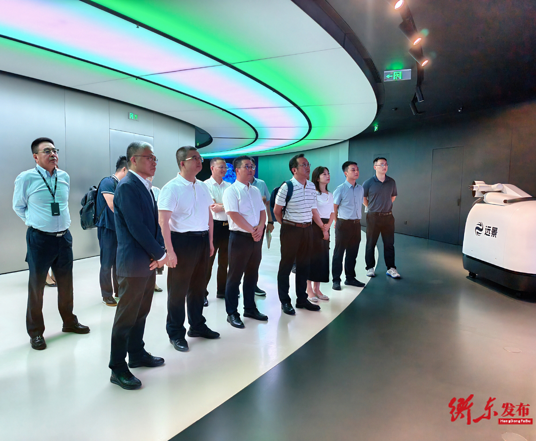 袁立赴江苏、上海考察招商