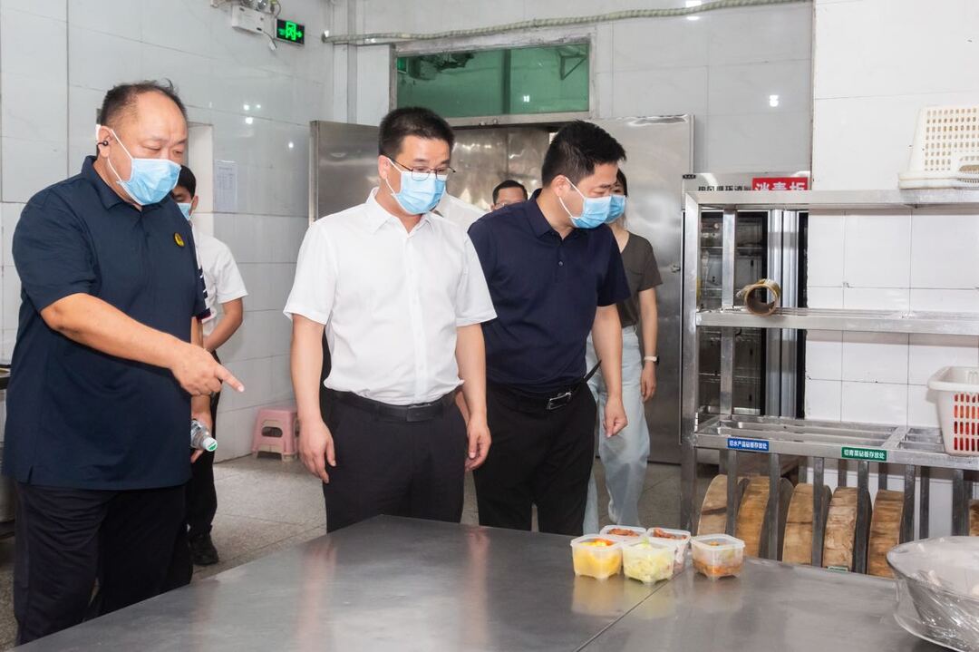 袁立深入衡东二中调研校园餐管理并陪餐