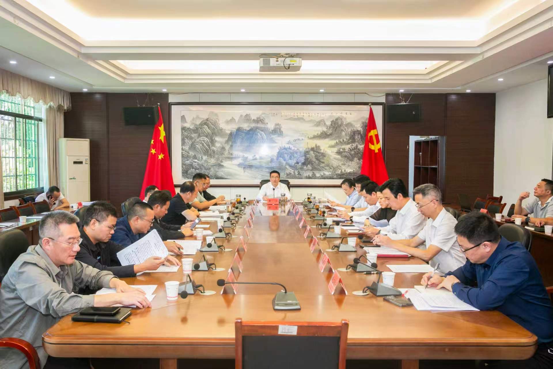 袁立主持召开《政府工作报告》意见征求座谈会