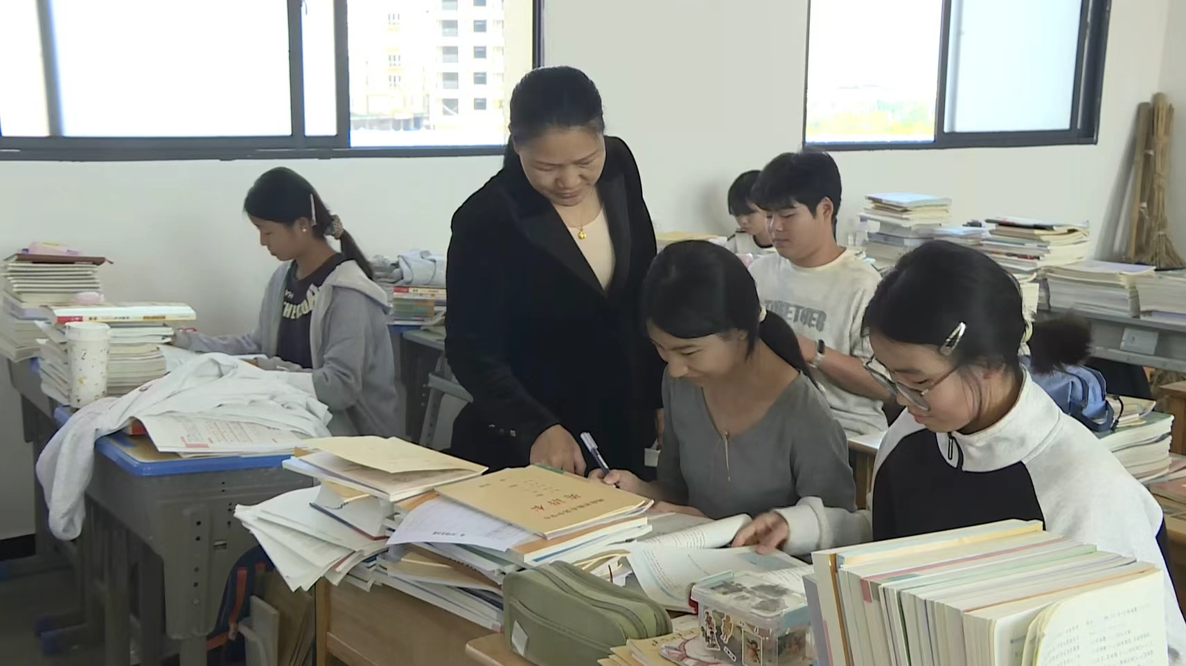【五年回眸——代表风采践初心】邓在花：深耕讲台守初心 履职担当践使命