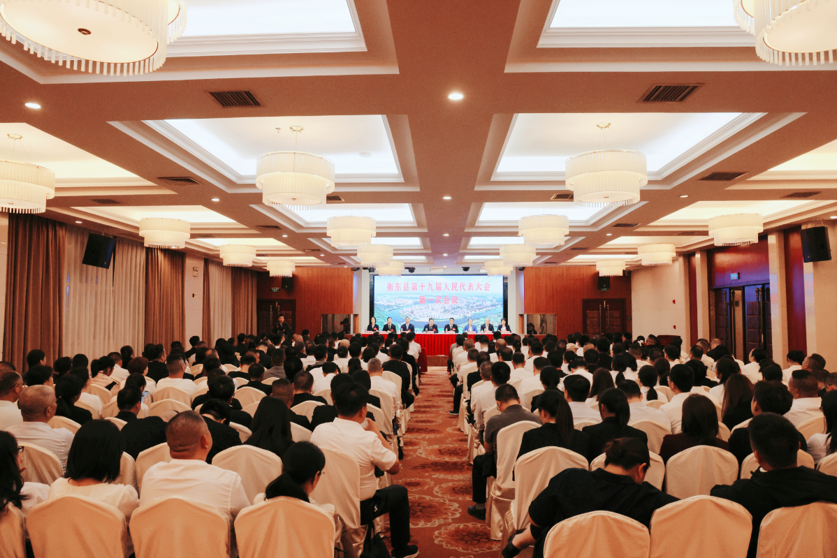 谭建华看望出席县十九届人大一次会议的人大代表