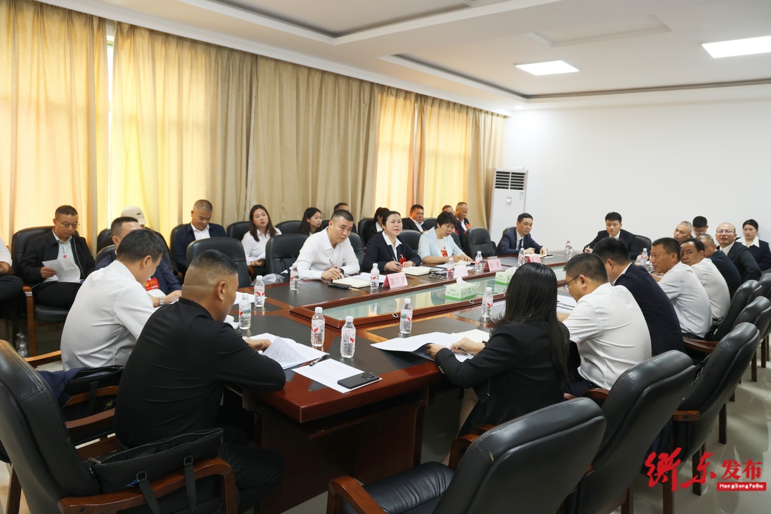 任中元参加县第十九届人民代表大会第一次会议分团讨论