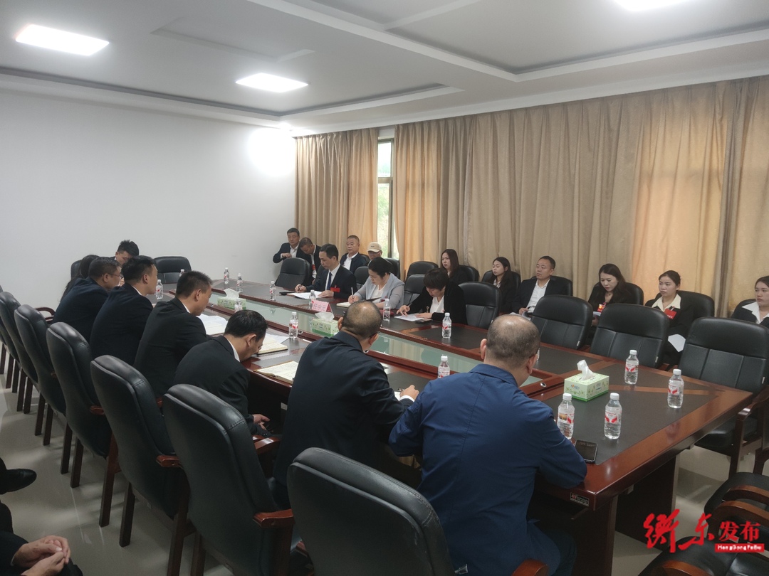 任中元参加县第十九届人大一次会议第五代表团讨论