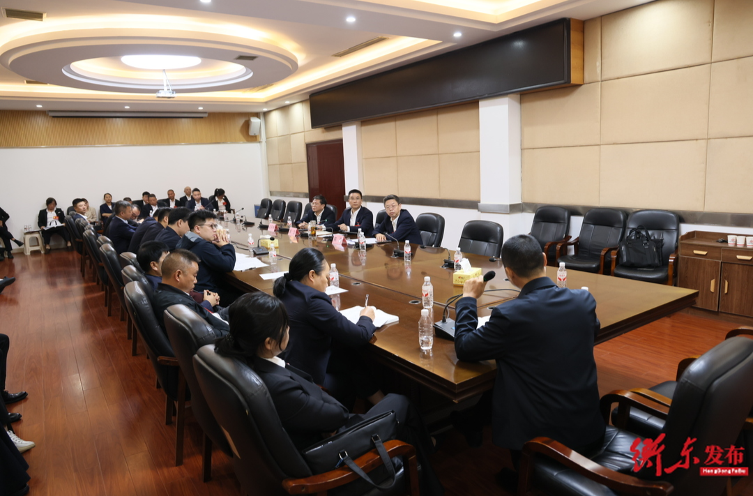 袁立参加县十九届人大一次会议第二代表团讨论