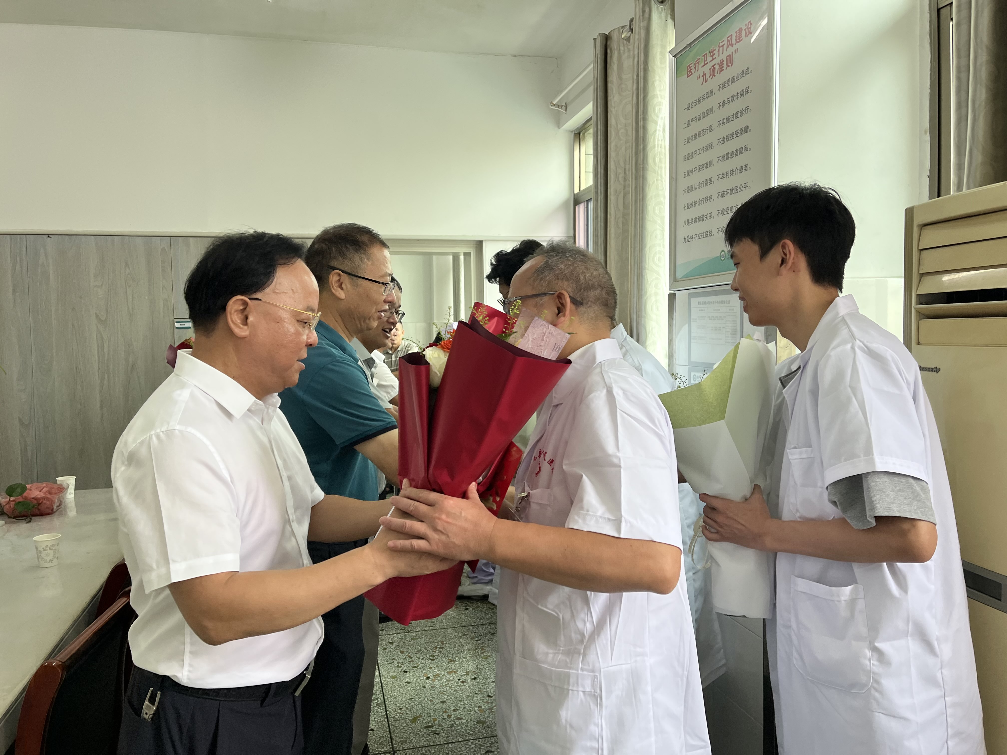 县领导开展第九个“中国医师节”走访慰问活动