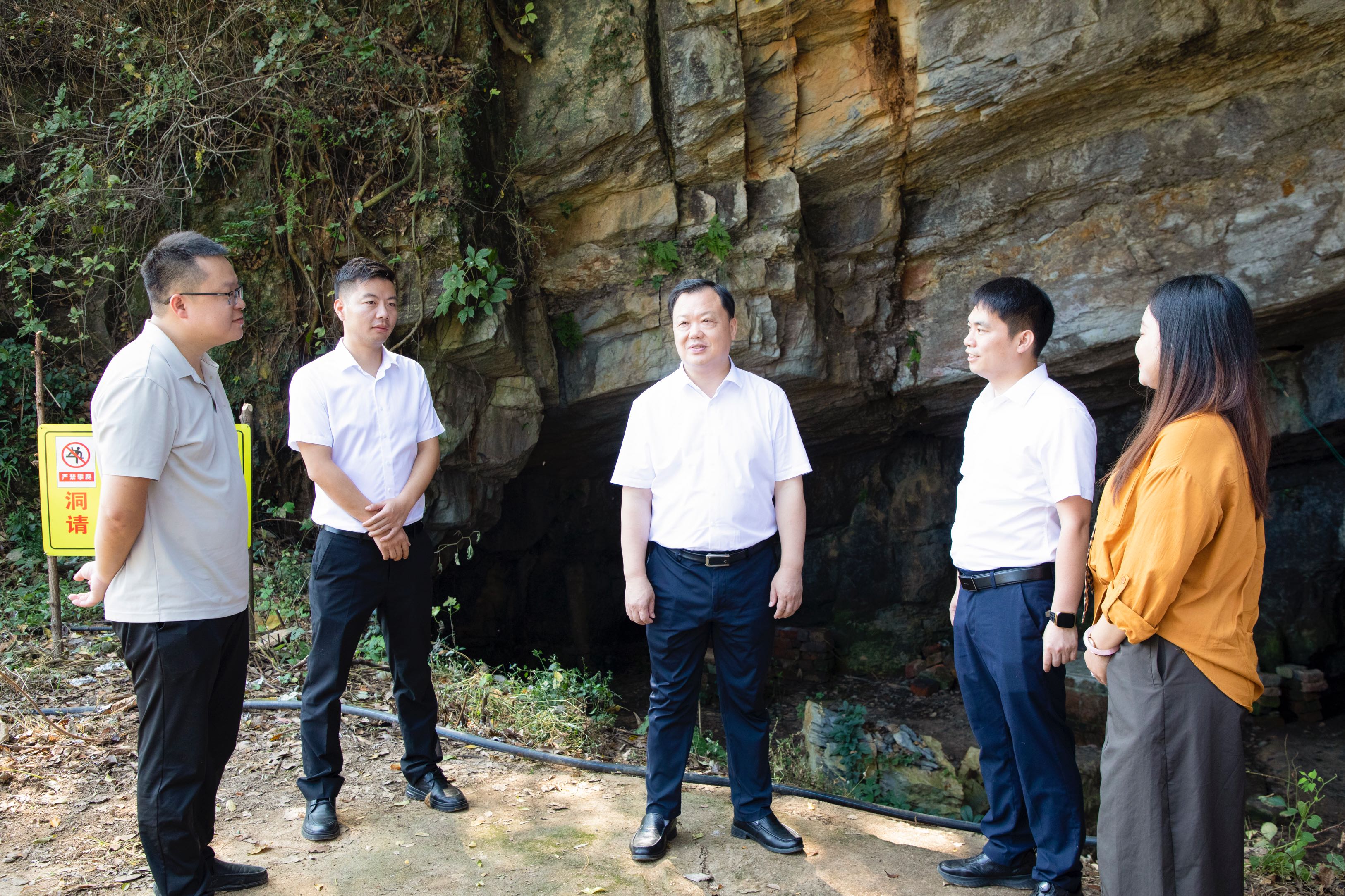 谭建华调研溶洞垃圾污染排查整治、秸秆禁烧等工作