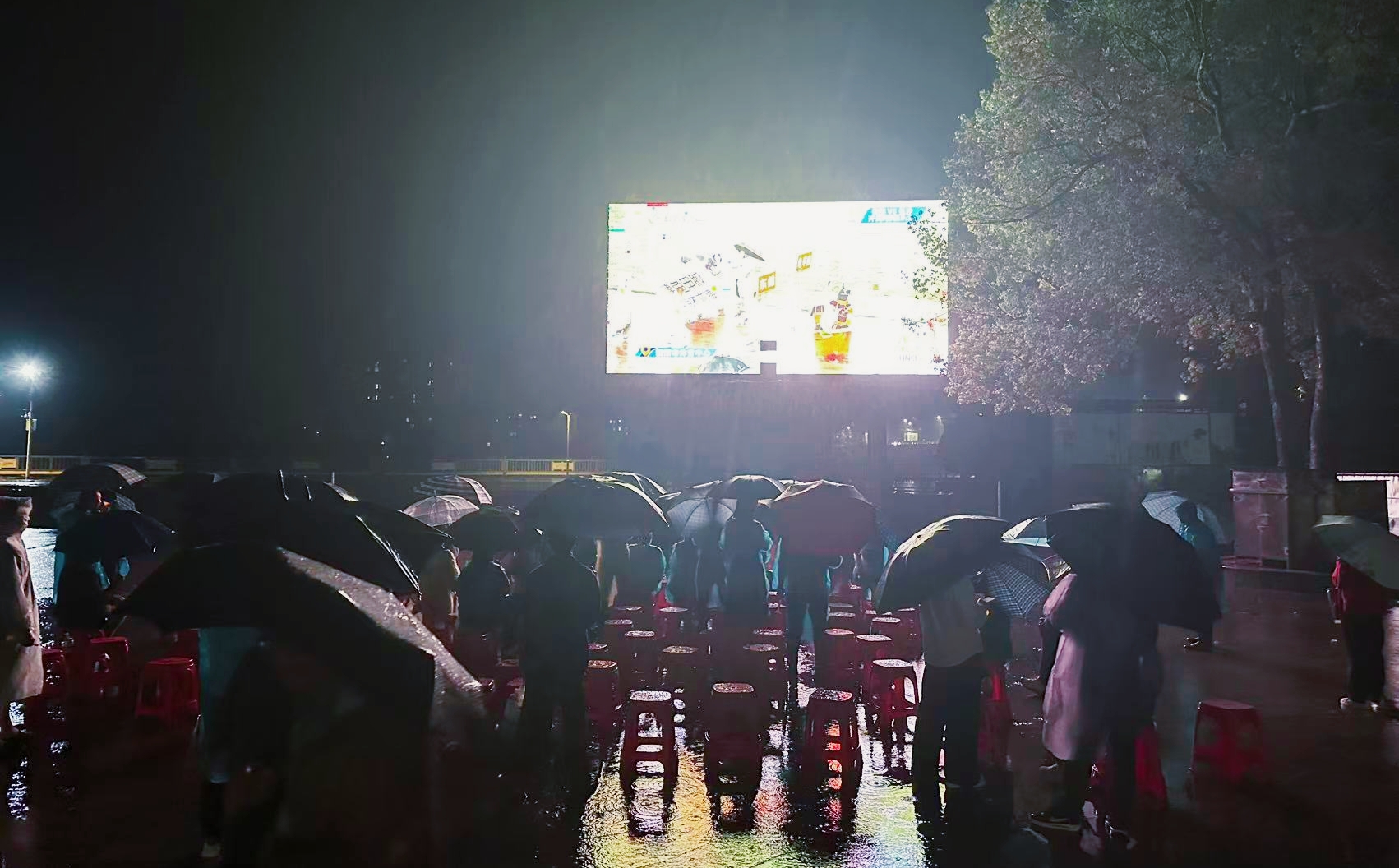 雨夜观赛燃情沸腾 湘超联赛点亮衡东滨江广场